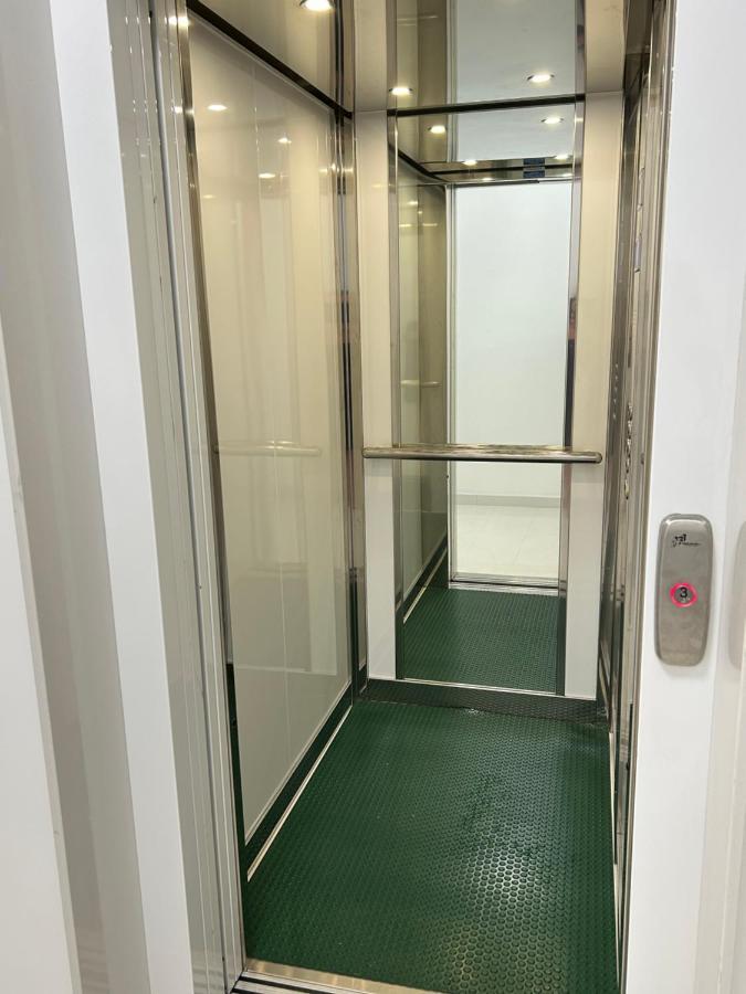 Central Modern Apartment باري المظهر الخارجي الصورة